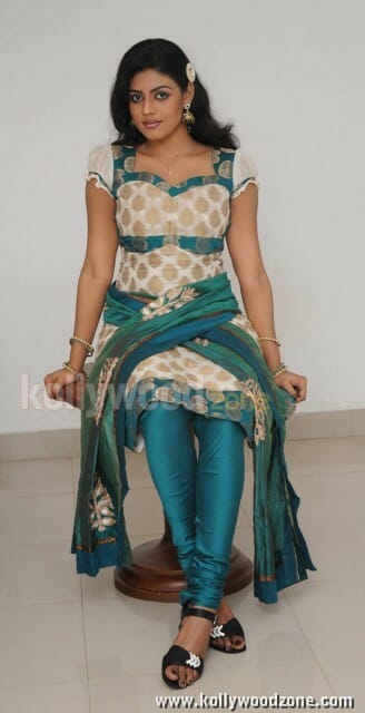 Actress Iniya Photos