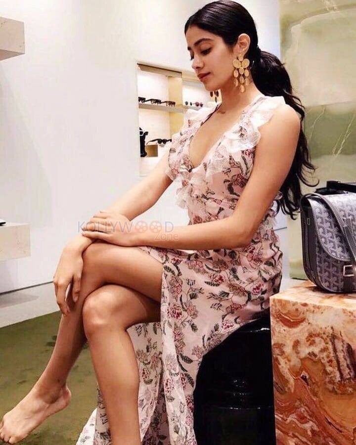 Actress Janhvi Kapoor Pics