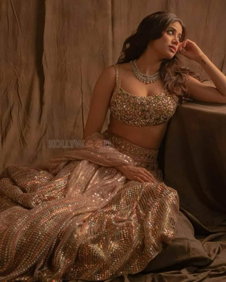 Actress Janhvi Kapoor in a dreamy Photoshoot Pictures 06