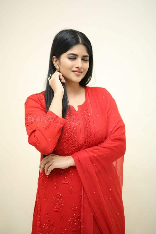 Actress Megha Akash at Ravanasura Movie Pre Release Event Stills 15