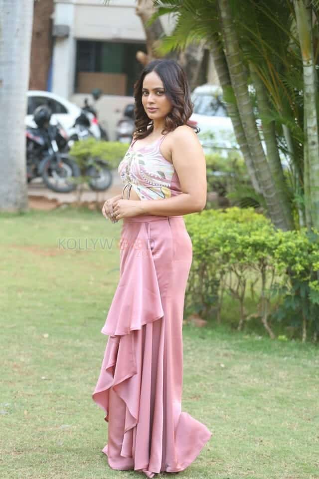 Actress Nandita Swetha at Raa Raa Penimiti Pre Release Event Photos 18