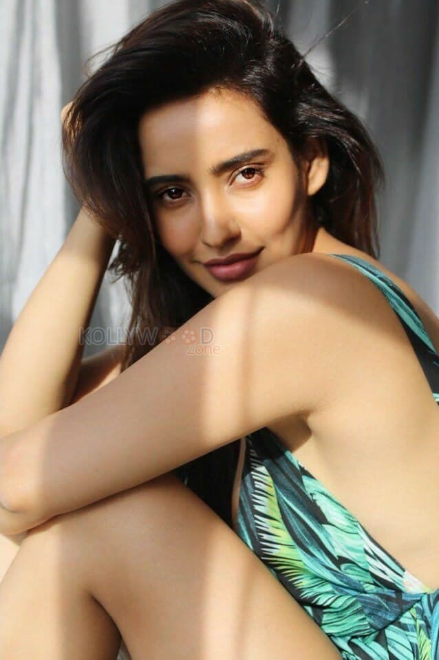 Actress Neha Sharma Hot Spicy Photoshoot Pictures