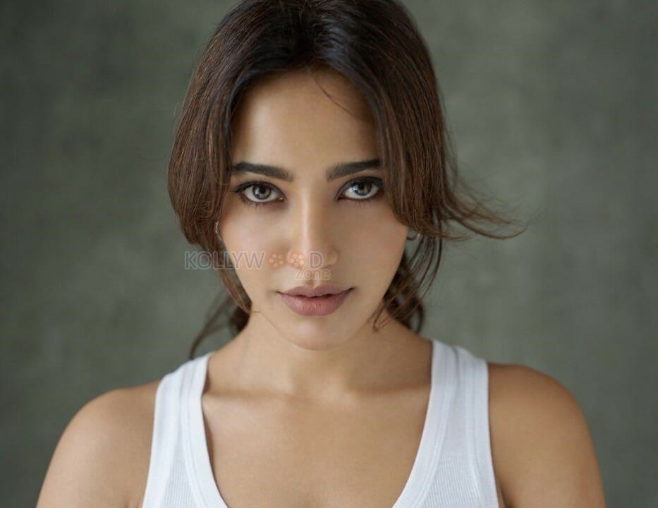 Actress Neha Sharma Hot Spicy Photoshoot Pictures