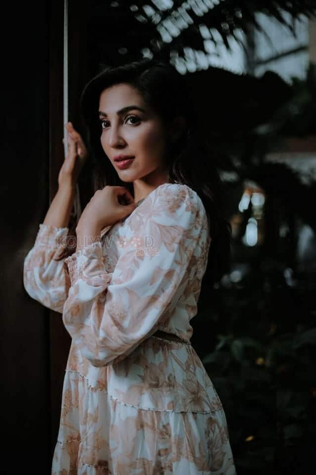 Actress Parvati Nair New Photoshoot Pictures 02