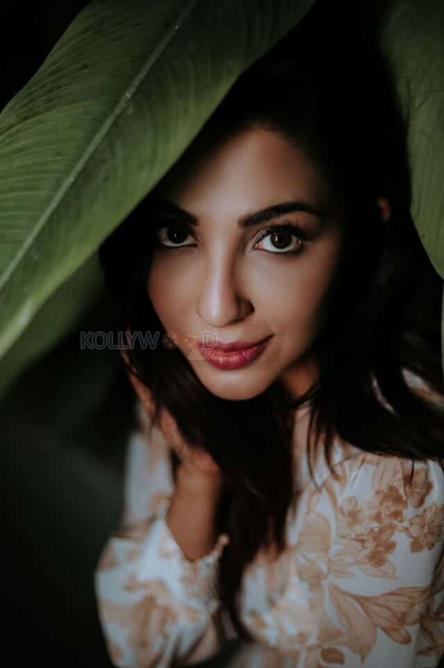 Actress Parvati Nair New Photoshoot Pictures 03