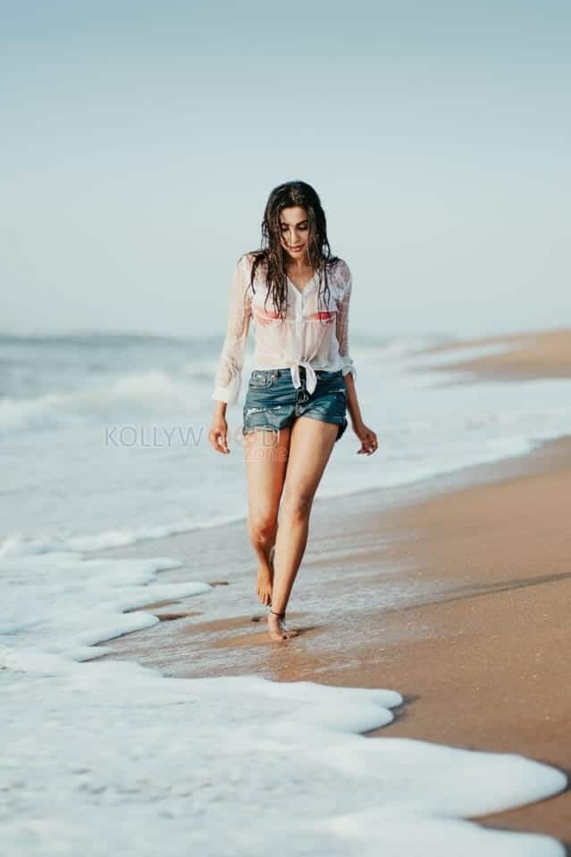 Actress Parvati Nair Sexy Beach Photos 01