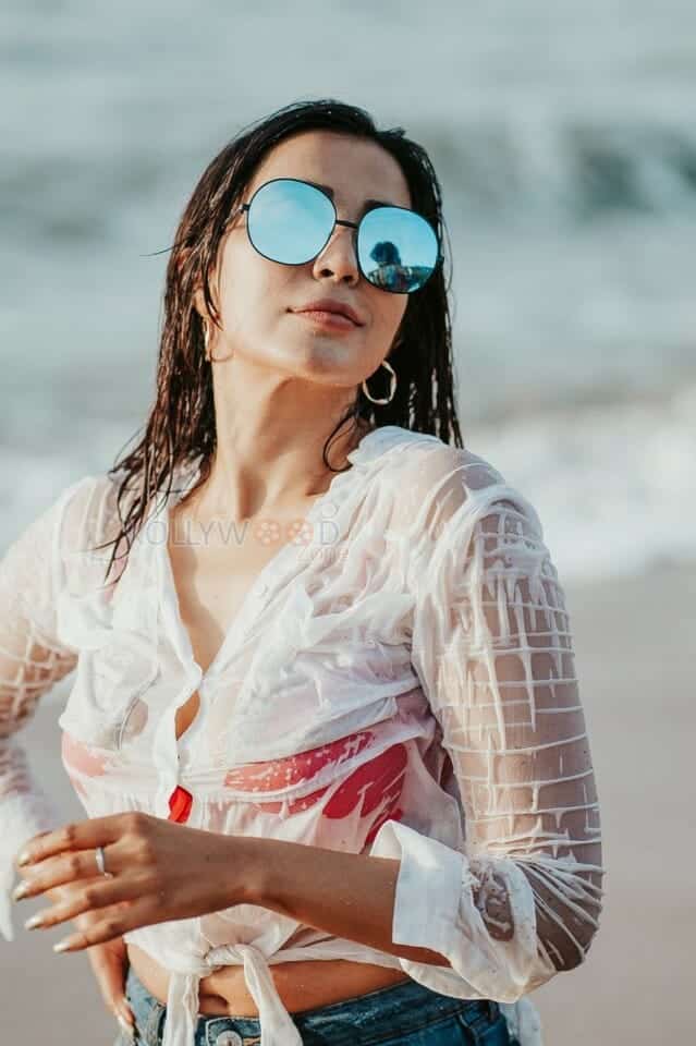 Actress Parvati Nair Sexy Beach Photos 03