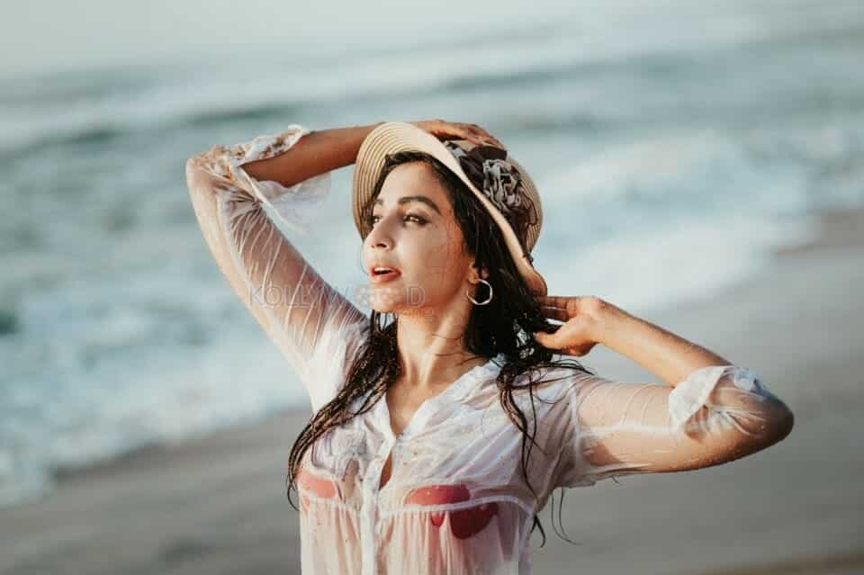 Actress Parvati Nair Sexy Beach Photos 06