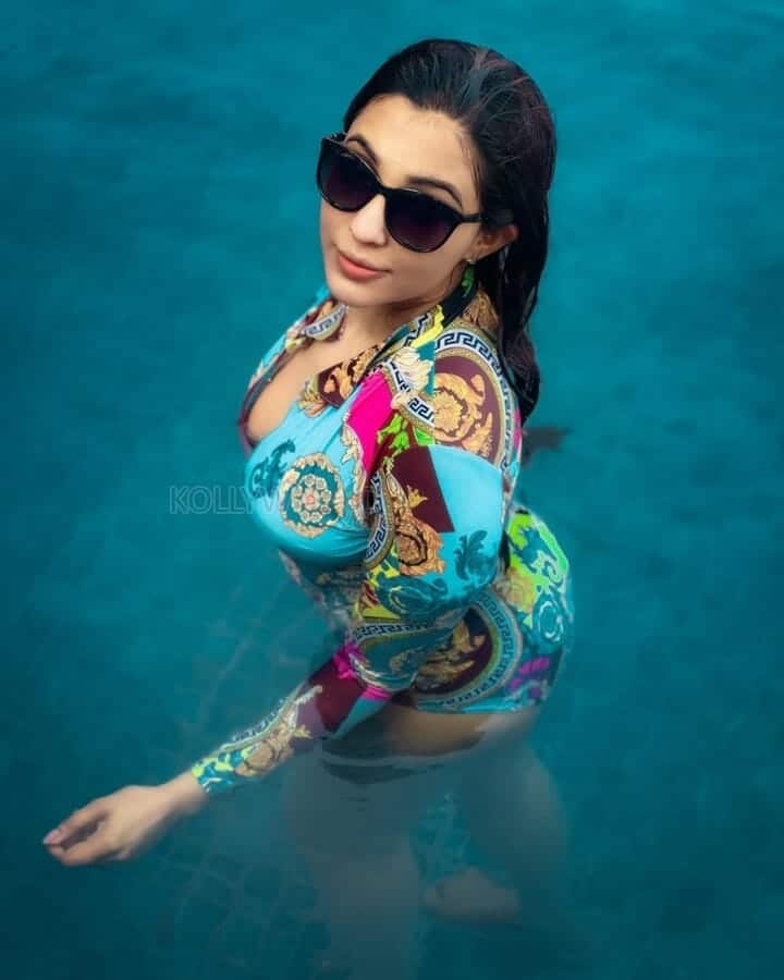 Actress Parvati Nair in Swimming Pool Photoshoot Stills 02