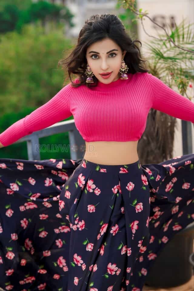 Actress Parvati Nair in a Pink Crop Top Photoshoot Pictures 01