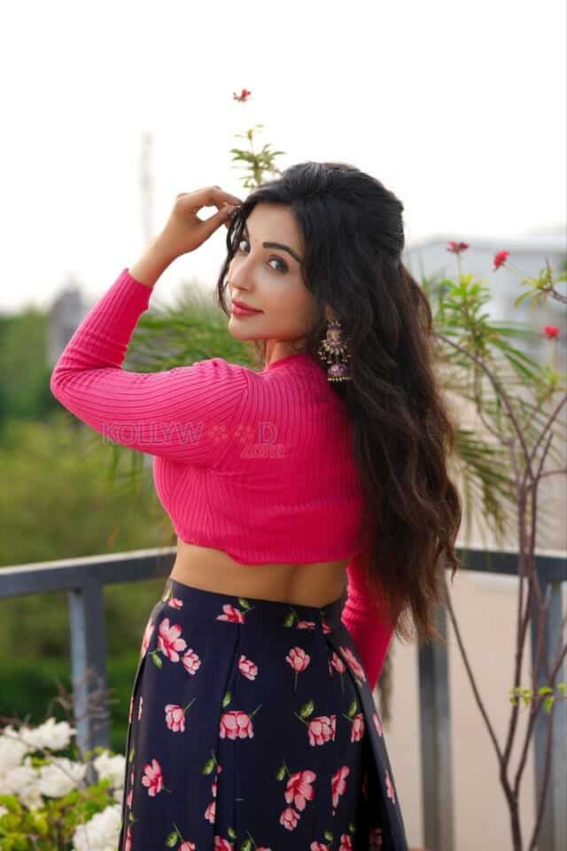 Actress Parvati Nair in a Pink Crop Top Photoshoot Pictures 04