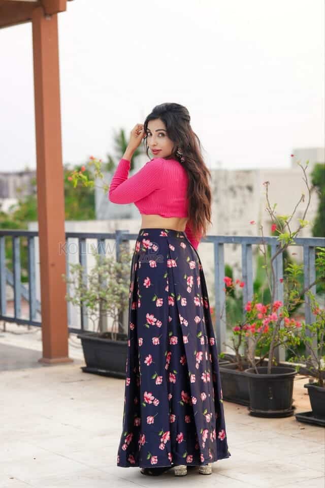 Actress Parvati Nair in a Pink Crop Top Photoshoot Pictures 06