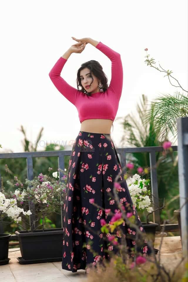Actress Parvati Nair in a Pink Crop Top Photoshoot Pictures 07