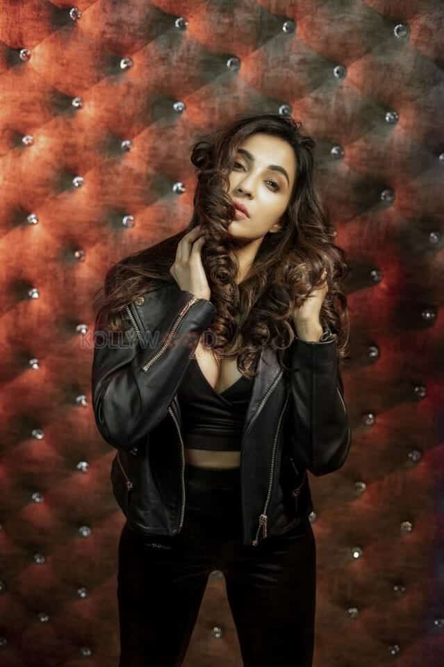 Actress Parvati Nair in a Stylish Leather Jacket Photos 03