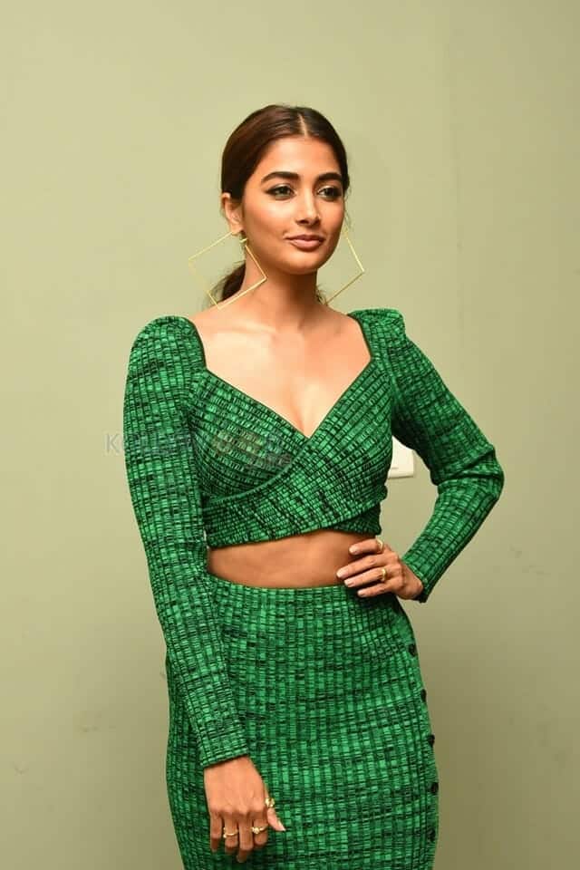 Actress Pooja Hegde Ultra Glam at Radhe Shyam Promotions Pictures 06