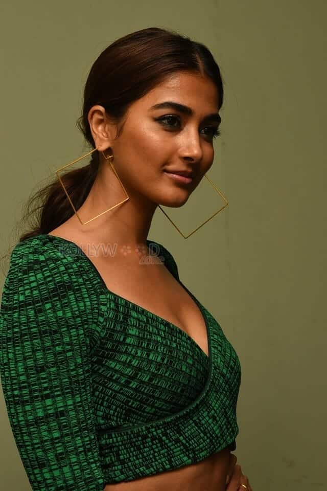 Actress Pooja Hegde Ultra Glam at Radhe Shyam Promotions Pictures 08
