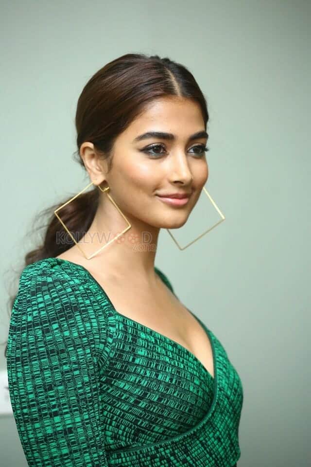Actress Pooja Hegde Ultra Glam at Radhe Shyam Promotions Pictures 33