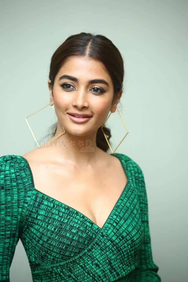 Actress Pooja Hegde Ultra Glam at Radhe Shyam Promotions Pictures 35