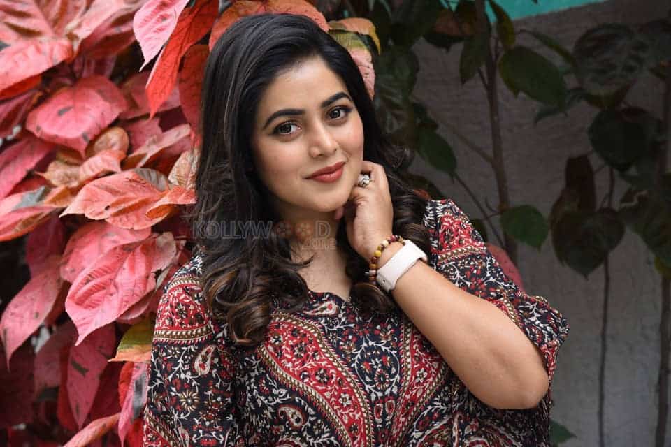 Actress Poorna At Aha Manchi Rojulochaie And 3 Roses Success Meet ...