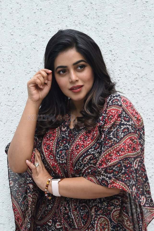 Actress Poorna at Aha Manchi Rojulochaie And 3 Roses Success Meet Photos 20