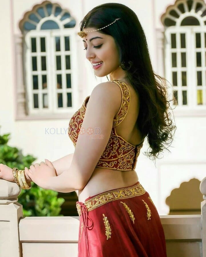 Actress Pranitha Subhash Sexy Navel Photos