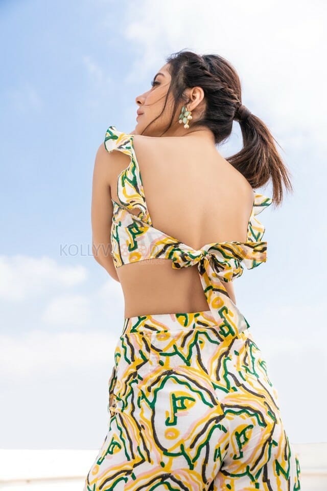 Actress Raashi Khanna At Prati Roju Pandage Movie Interview Photos