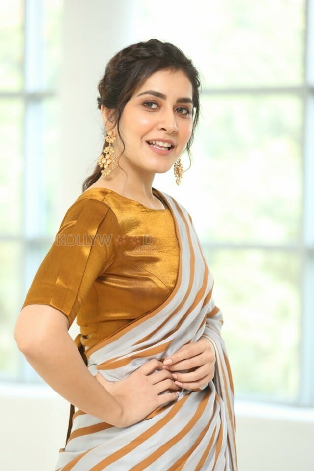 Actress Raashi Khanna At Prati Roju Pandage Movie Thanks Meet Pictures
