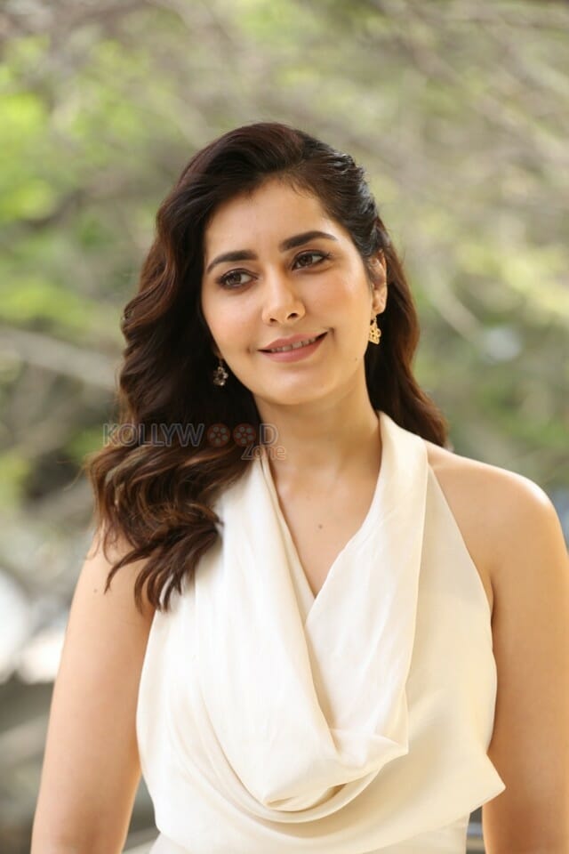 Actress Raashi Khanna At World Famous Lover Movie Interview Pictures