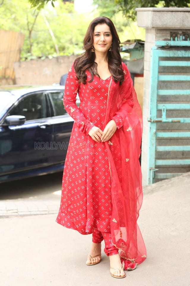 Actress Raashi Khanna at Telusu Kada Movie Interview Pictures 01