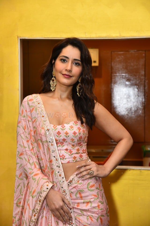 Actress Raashi Khanna at Telusu Kada Movie Trailer Launch Photos 02