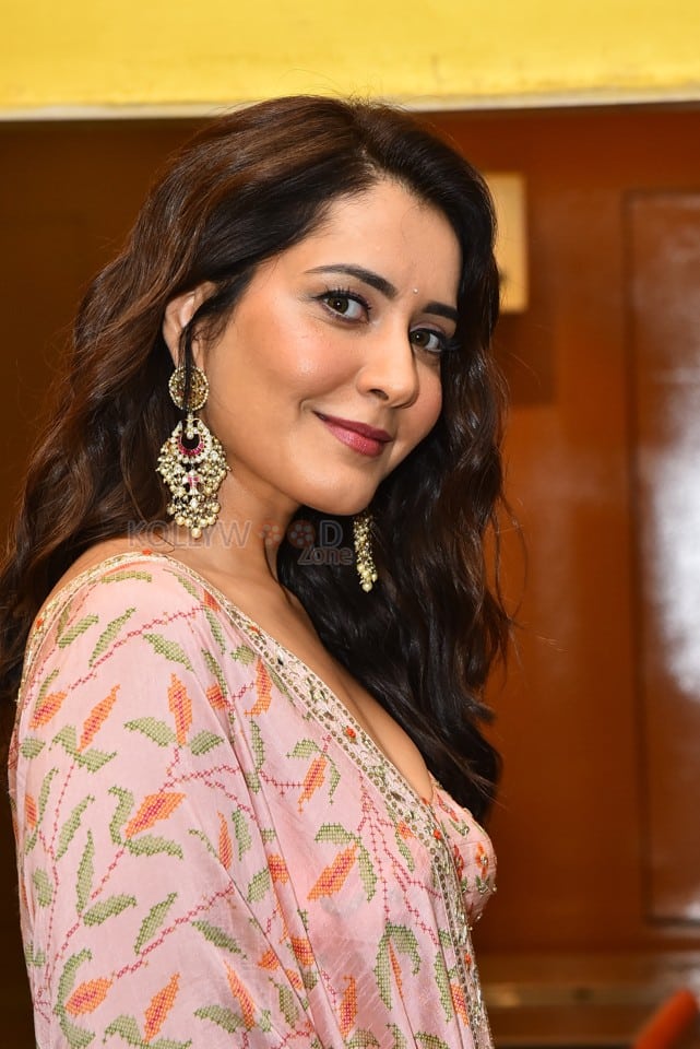 Actress Raashi Khanna at Telusu Kada Movie Trailer Launch Photos 04