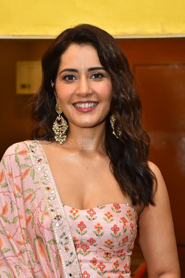 Actress Raashi Khanna at Telusu Kada Movie Trailer Launch Photos 05