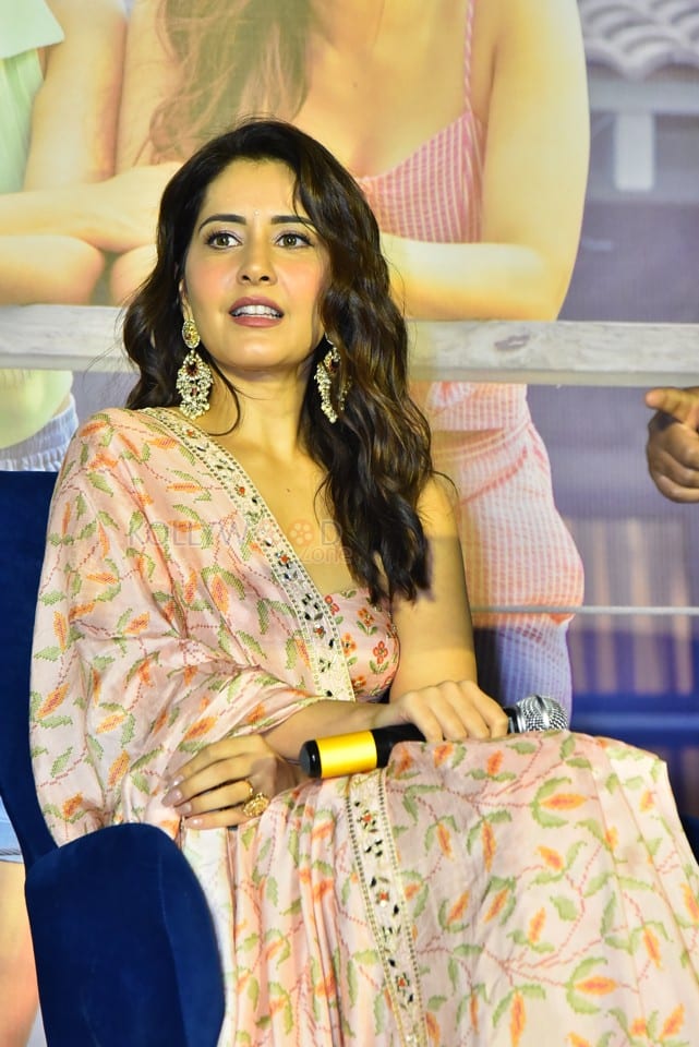 Actress Raashi Khanna at Telusu Kada Movie Trailer Launch Photos 15