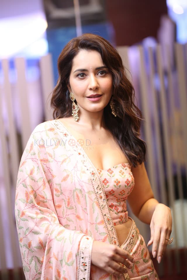 Actress Raashi Khanna at Telusu Kada Movie Trailer Launch Photos 17