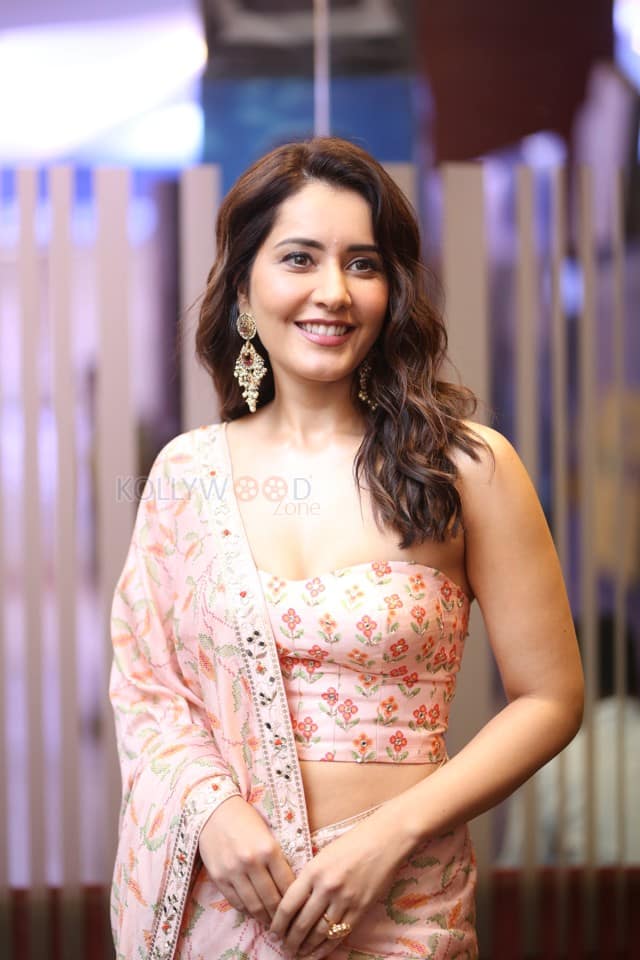 Actress Raashi Khanna at Telusu Kada Movie Trailer Launch Photos 18