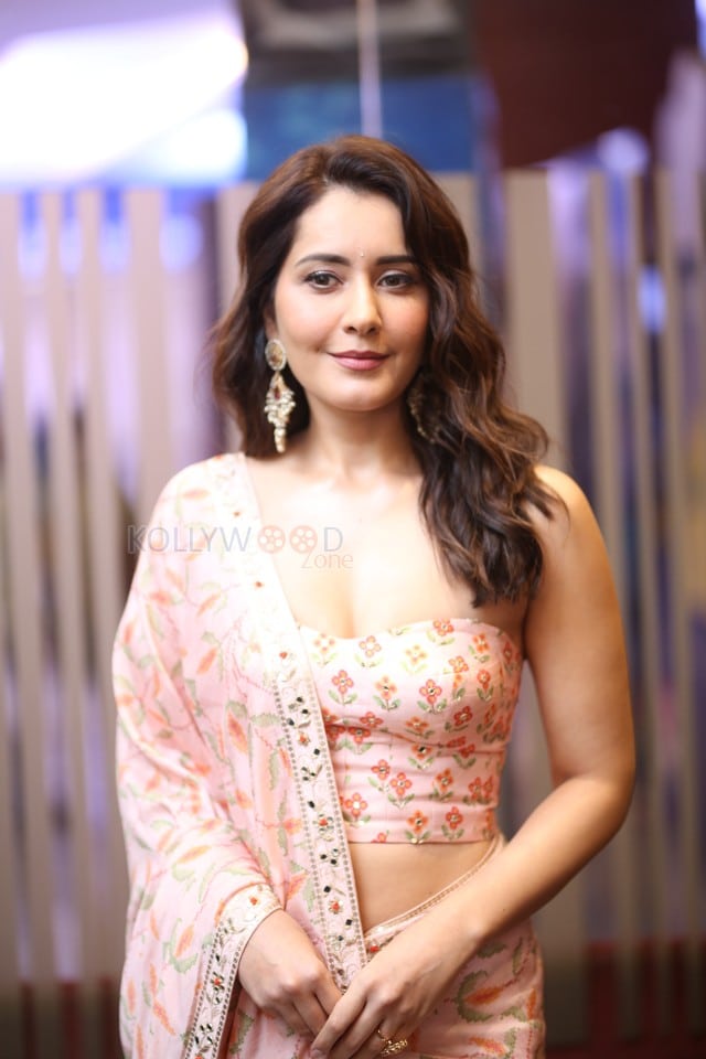 Actress Raashi Khanna at Telusu Kada Movie Trailer Launch Photos 20