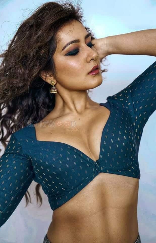 Actress Raashi Khanna in a Hot and Sexy Blouse Photos 01