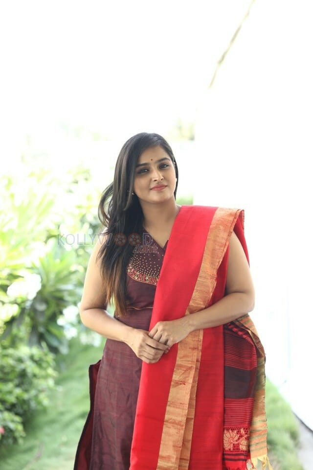 Actress Ramya Nambeesan At Natpunna Ennanu Theriyuma Thanks Giving Meet Pictures