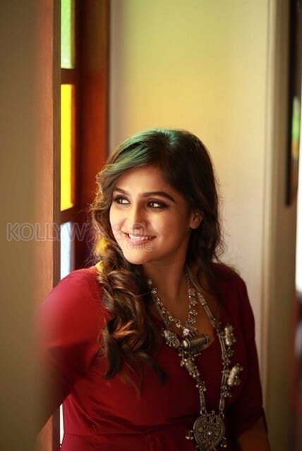 Actress Ramya Nambeesan New Photoshoot Pictures