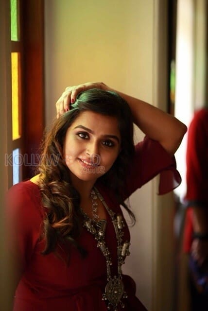 Actress Ramya Nambeesan New Photoshoot Pictures