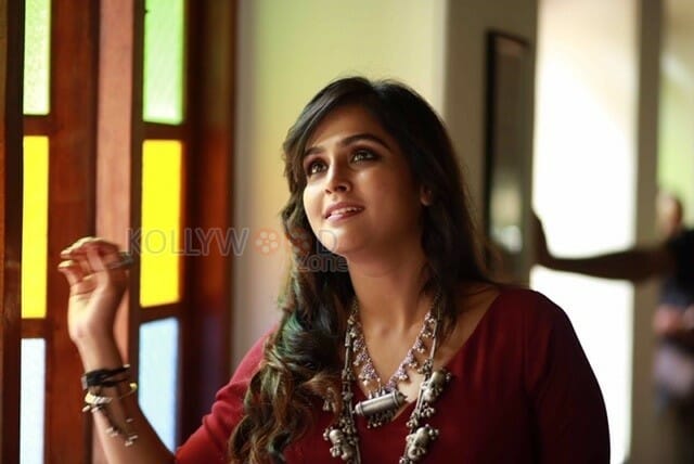 Actress Ramya Nambeesan New Photoshoot Pictures