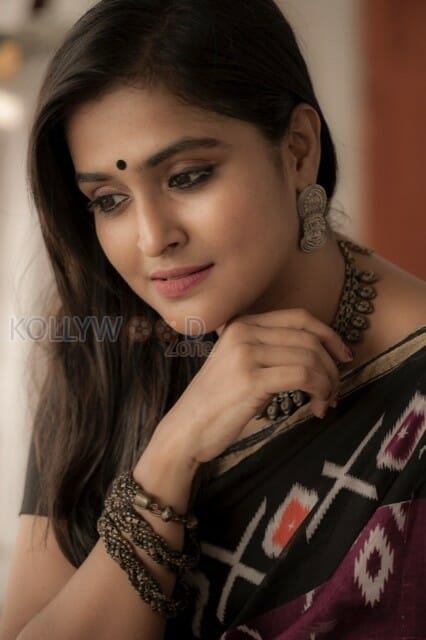 Actress Ramya Nambeesan New Photoshoot Pictures