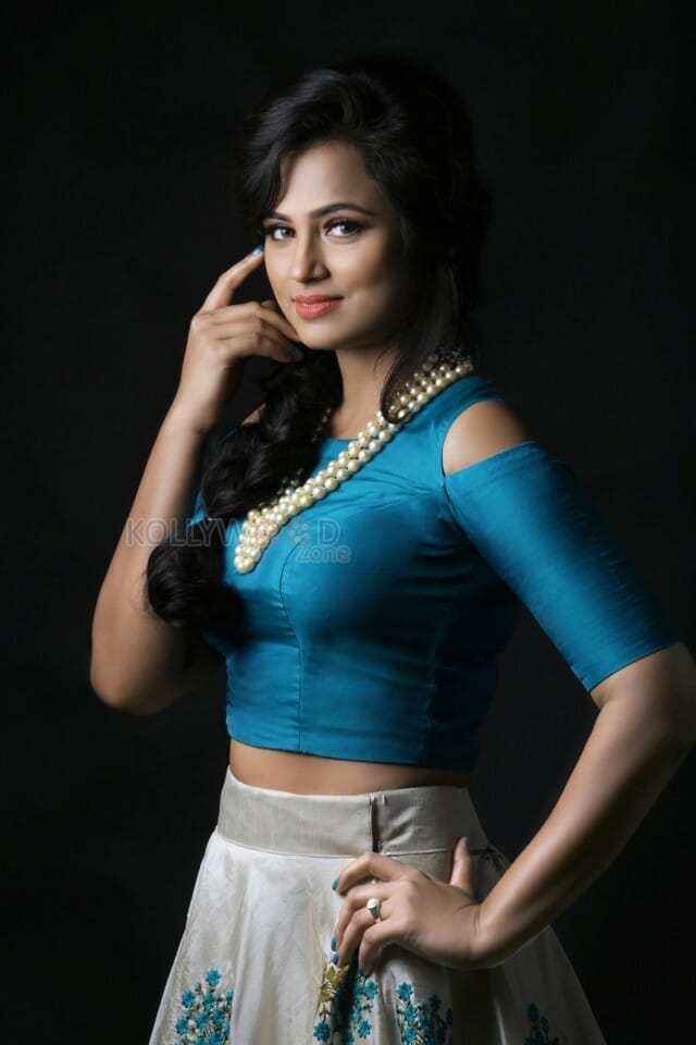Actress Ramya Pandian New Photoshoot Pictures