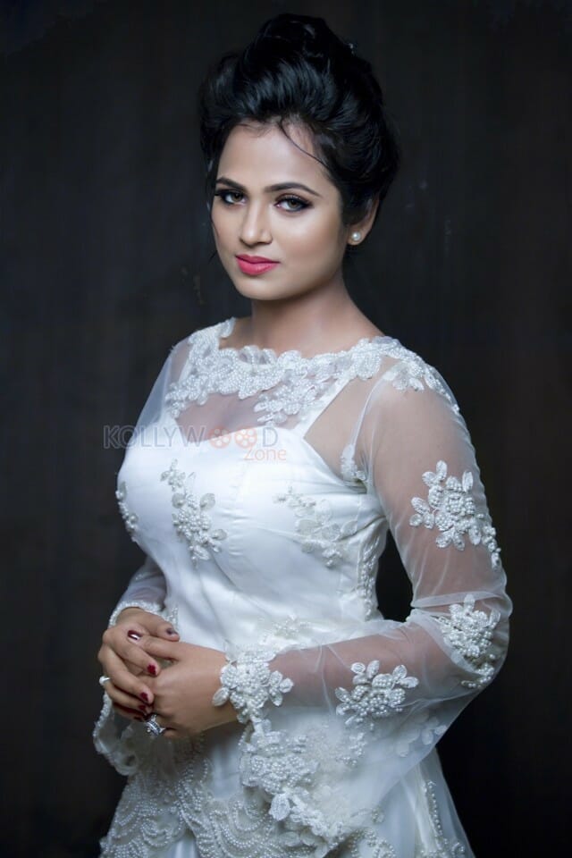 Actress Ramya Pandian New Photoshoot Pictures