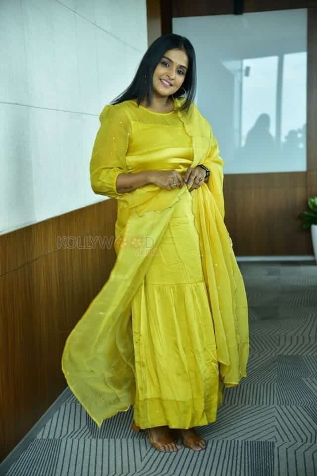 Actress Remya Nambeesan at Dayaa Movie Interview Photos 08