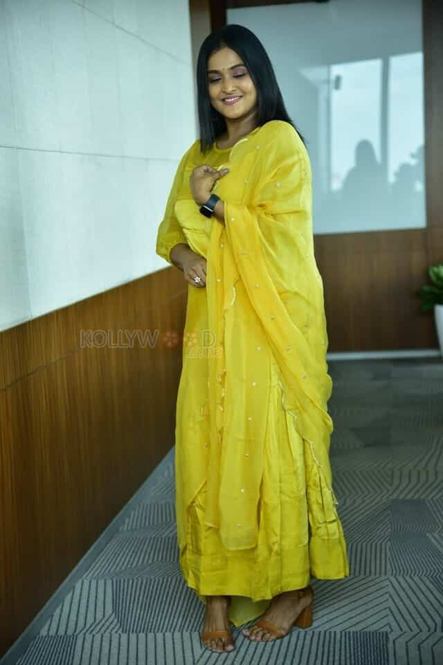 Actress Remya Nambeesan at Dayaa Movie Interview Photos 11