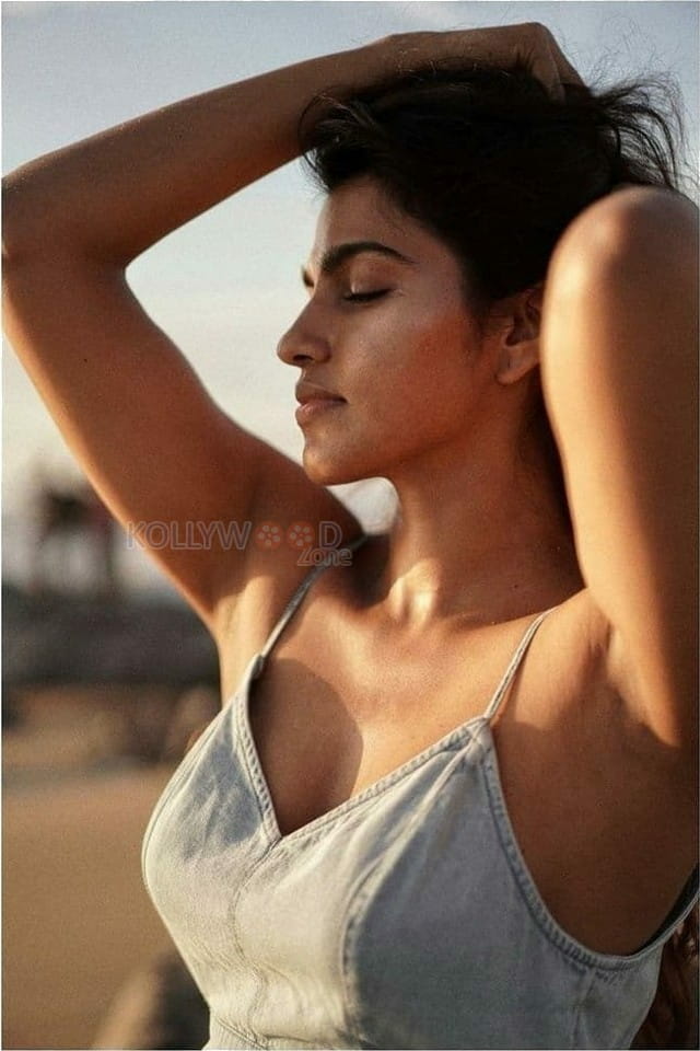 Actress Sai Dhanshika Hot Beach Photoshoot Stills