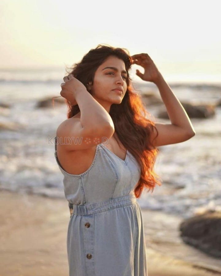 Actress Sai Dhanshika Hot Beach Photoshoot Stills