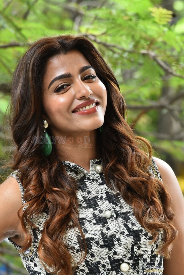 Actress Sai Dhanshika at Shikaru Movie Press Meet Pictures 10