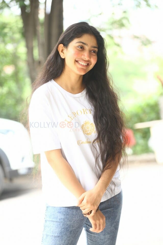 Actress Sai Pallavi at Virata Parvam Movie Interview Pictures 03